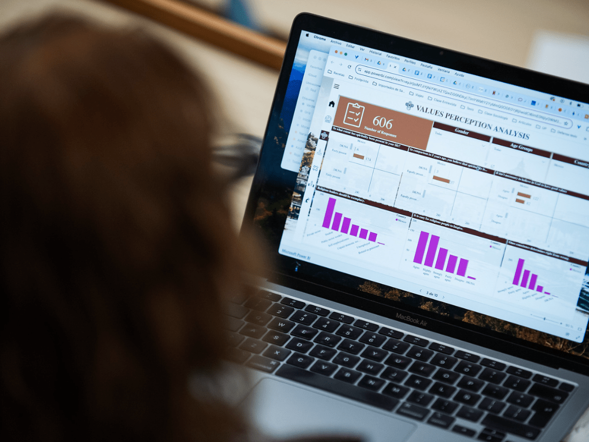 Ascultând tinerii pentru a înțelege viitorul – Sondaj de opinie&nbsp;internațional